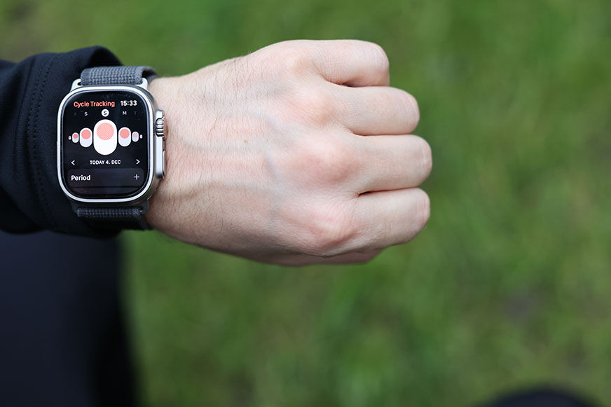 Man sieht das Zyklustracking auf der Apple Watch Ultra.